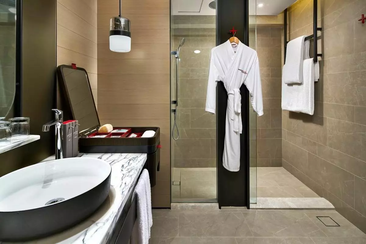 Swissotel The Stamford BATHROOM (Copy).jpg